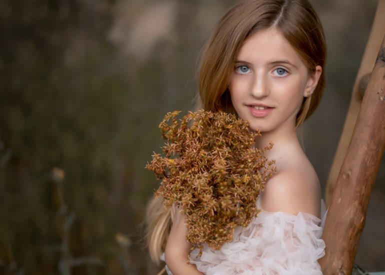 niña en reportaje de comunión con flores en la mano en Nájera y Logroño (La Rioja)