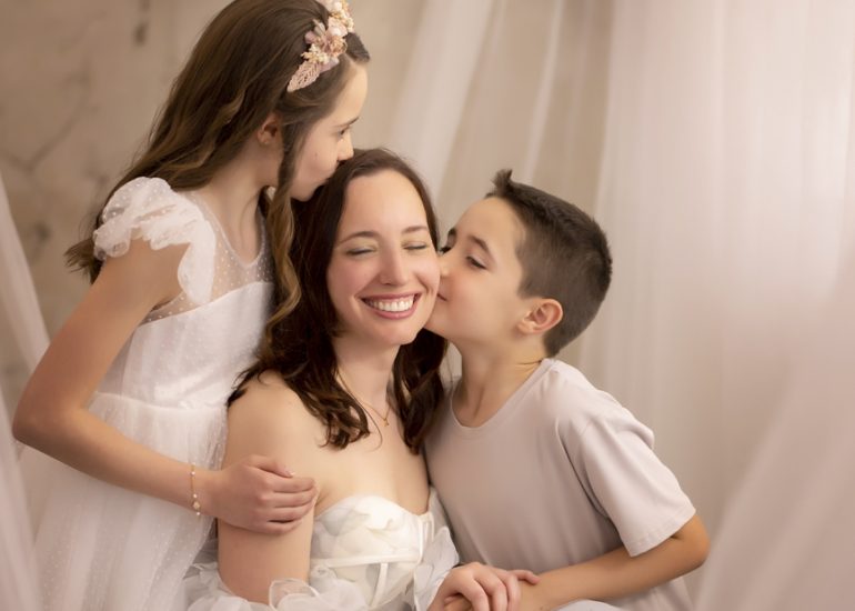 Mujer con vestido blanco muestra un hombro en una fotografía de Sesiones Especiales del Día de la Madre 2024 en La Rioja