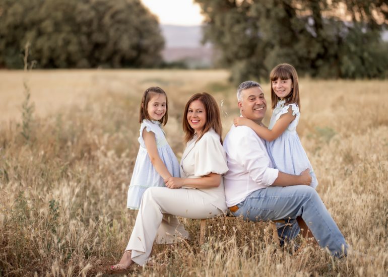 familia en el campo de trigo Fotografía especializada en niños y familias Fotos Bien Chulas Nájera Logroño La Rioja