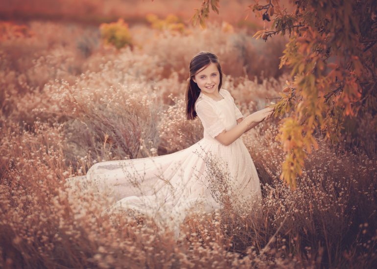 Niña vestida de comunión en el campo Fotos Bien Chulas fotografía profesional nájera Logroño La rioja