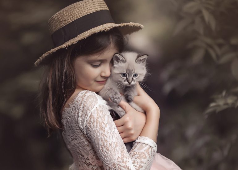Niña con vestido y sombre en el campo con un gato Fotografía especializada en niños y familias Fotos Bien Chulas Nájera Logroño La Rioja