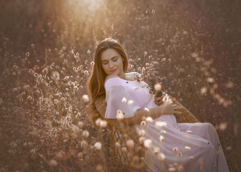 Mujer embarazada con vestido en el campo con flores Fotos Bien Chulas fotografía profesional nájera Logroño La rioja