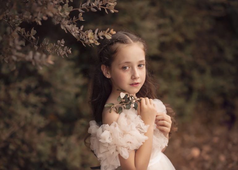 Niña con vestido en el campo Fotos Bien Chulas fotografía profesional nájera Logroño La rioja