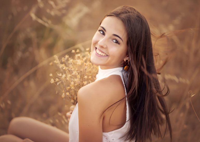 chica con vestido y flores en exterior Fotos Bien Chulas fotografía profesional nájera Logroño La rioja