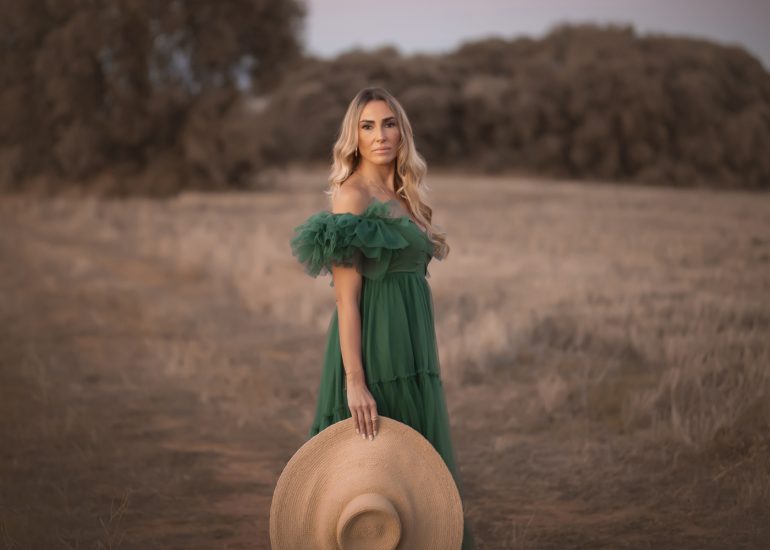 mujer con vestido y sombrero en el campo Fotos Bien Chulas fotografía profesional nájera Logroño La rioja