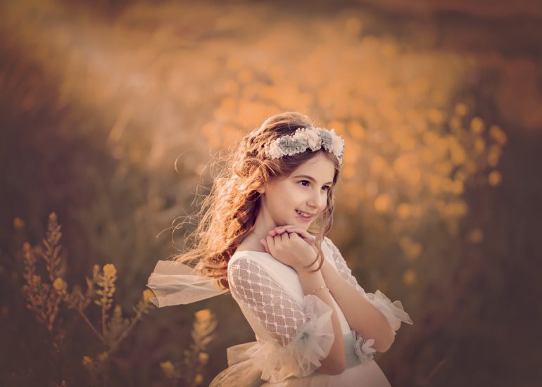 Niña de comunión en el campo con vestido y flores fotografía Exterior Fotos Bien Chulas comuniones Logroño Nájera La Rioja fotosbienchulas