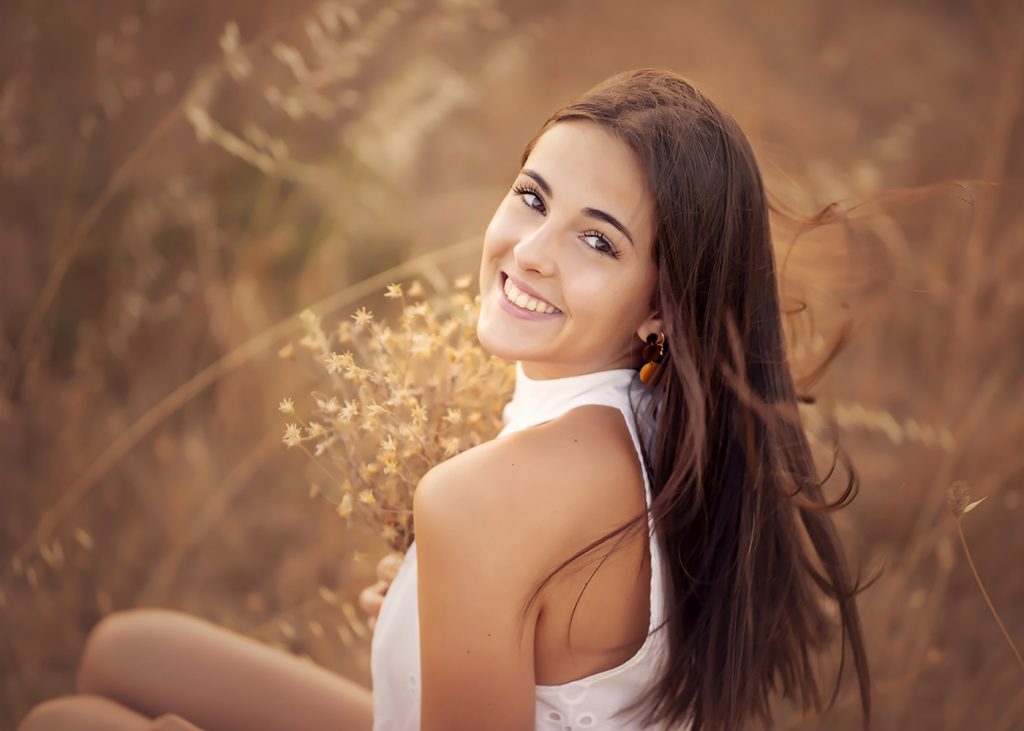 Chica en el campo con flores Fotografía Exterior Fotos Bien Chulas Jóvenes Logroño Nájera La Rioja