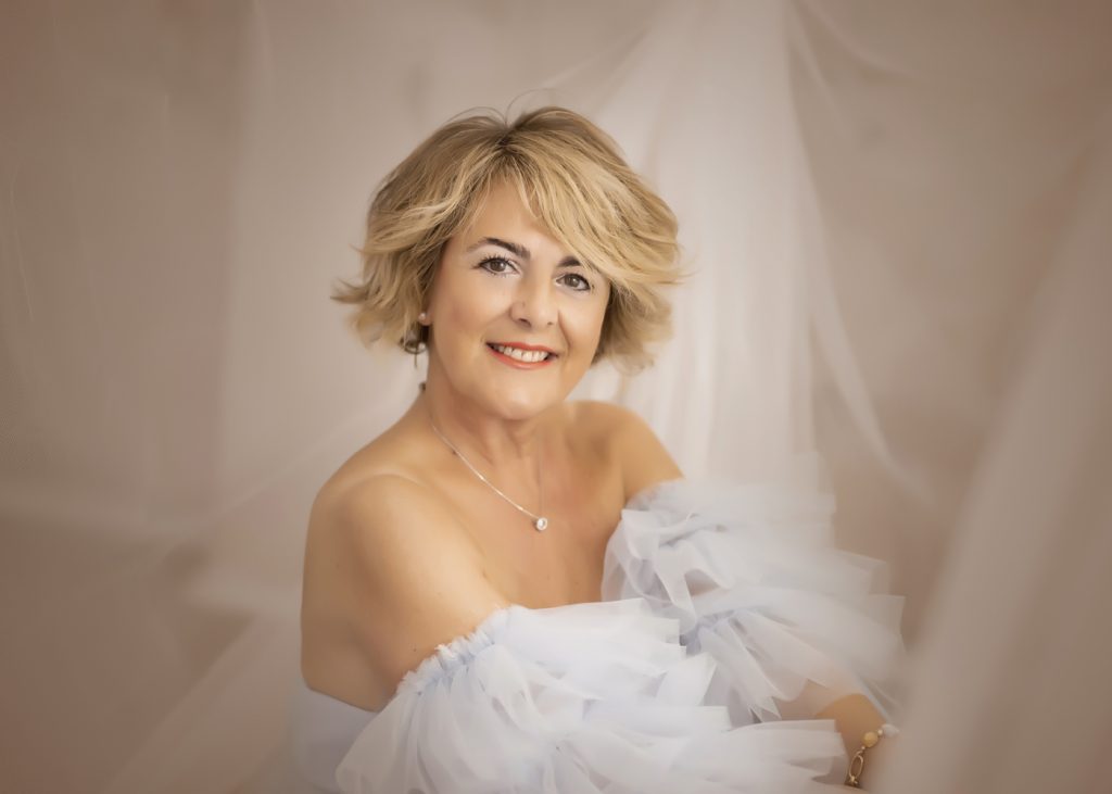 sesión de Mujer en estudio con vestido Fotos Bien Chulas fotosbienchulas Nájera Logroño La Rioja Fotografía Sesiones Madre Mamá