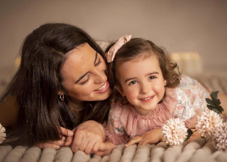 Mujer con vestido blanco y con hija en una fotografía de Sesiones Especiales del Día de la Madre 2025 en La Rioja