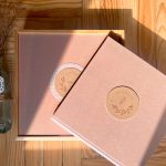 Detalle de portada de álbum de comunión en tela reciclada sostenible Colección Nativa.