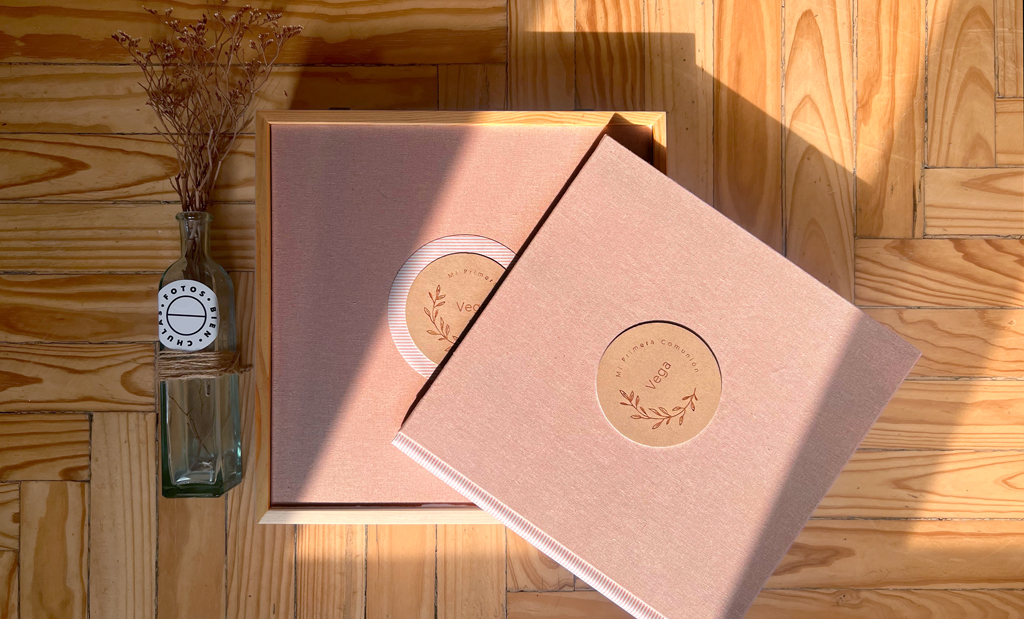 Detalle de portada de álbum de comunión en tela reciclada sostenible Colección Nativa.