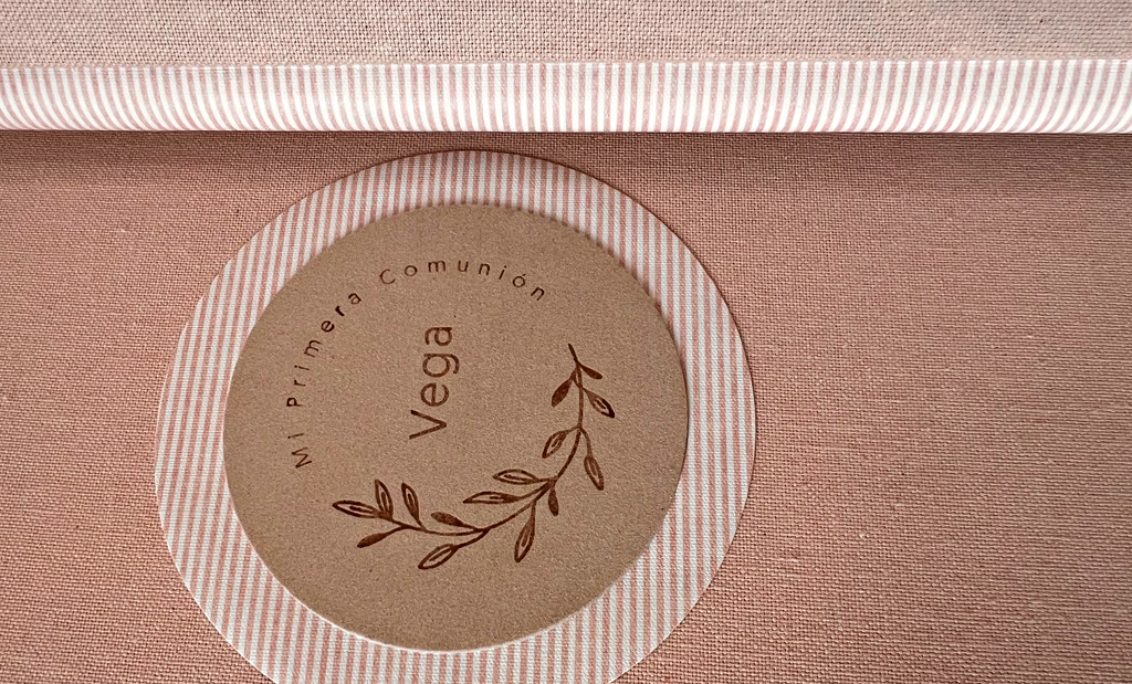 Detalle de portada de álbum de comunión en tela reciclada sostenible Colección Nativa.