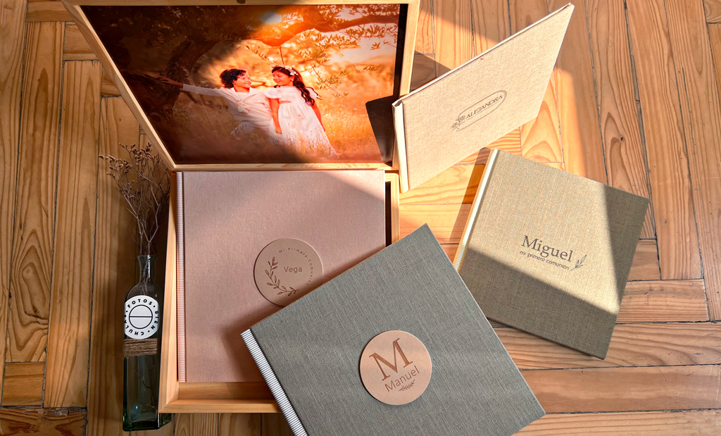 Detalle de portada de álbum de comunión en tela reciclada sostenible Colección Nativa.